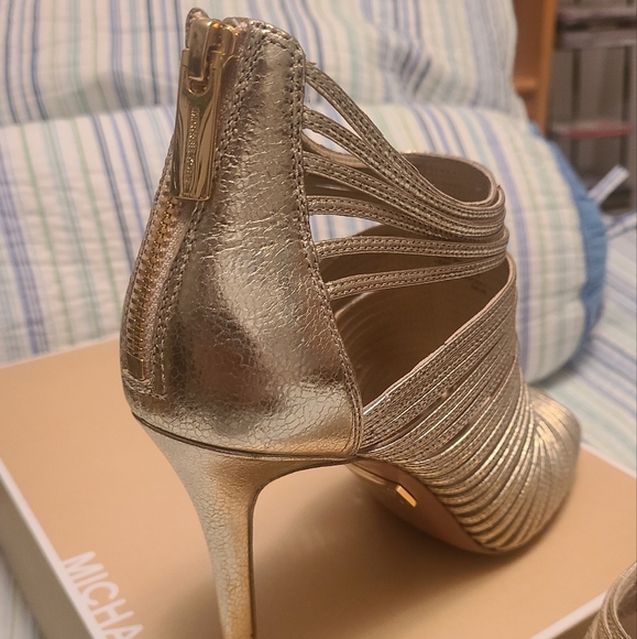 MK Metallic Leather Heal - Picture 3 of 8